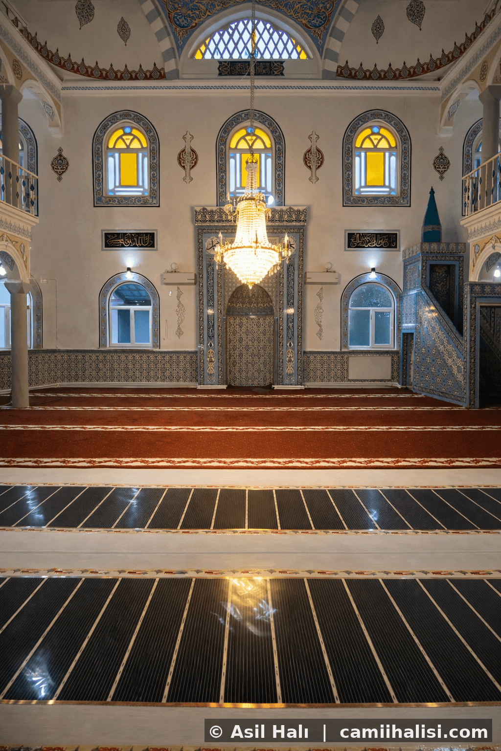 Cami halısı fotoğrafı — büyük cami özel ölçü halı uygulaması