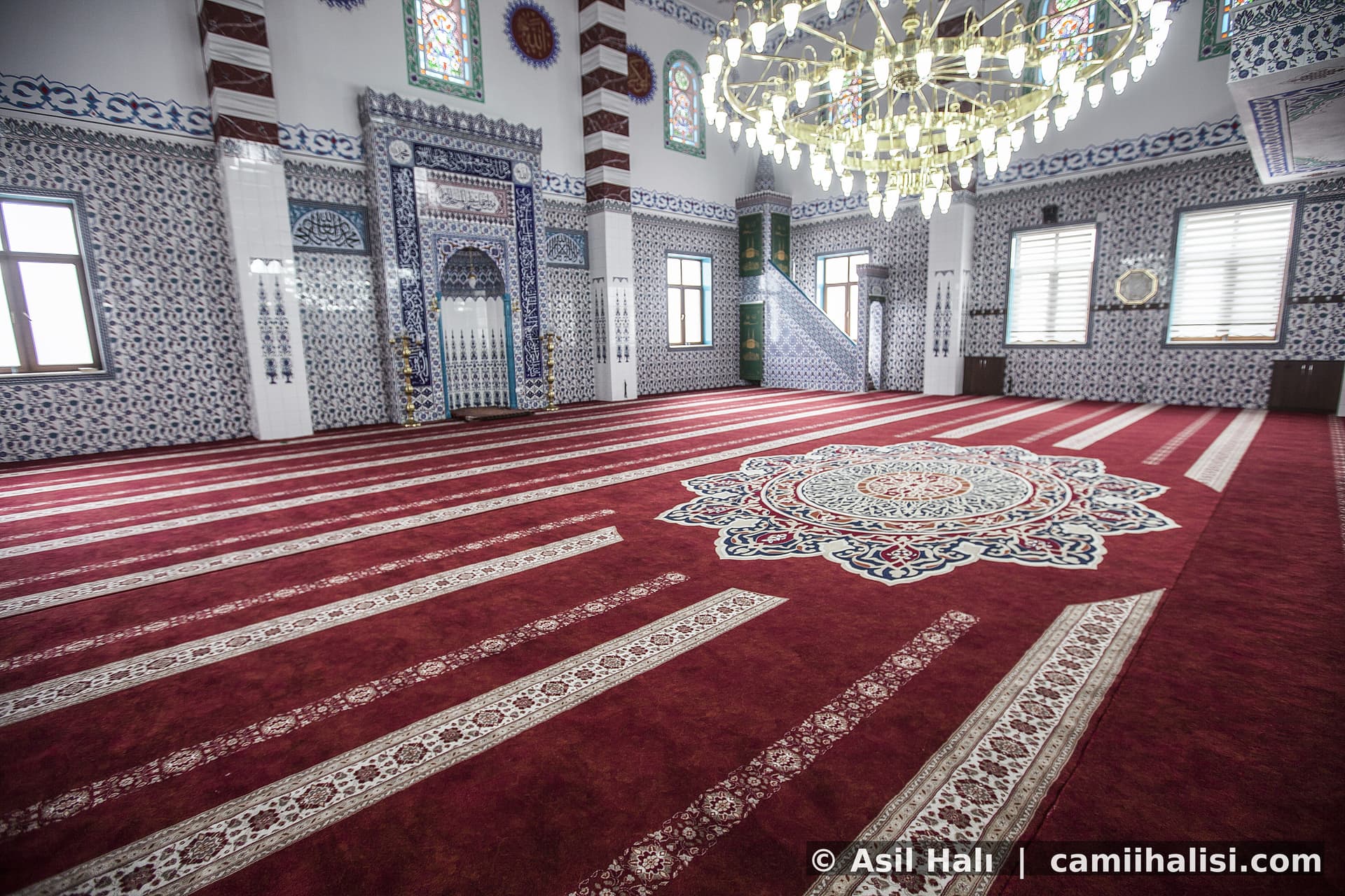 Namaz alanı cami halısı — saflı akrilik cami halısı uygulaması