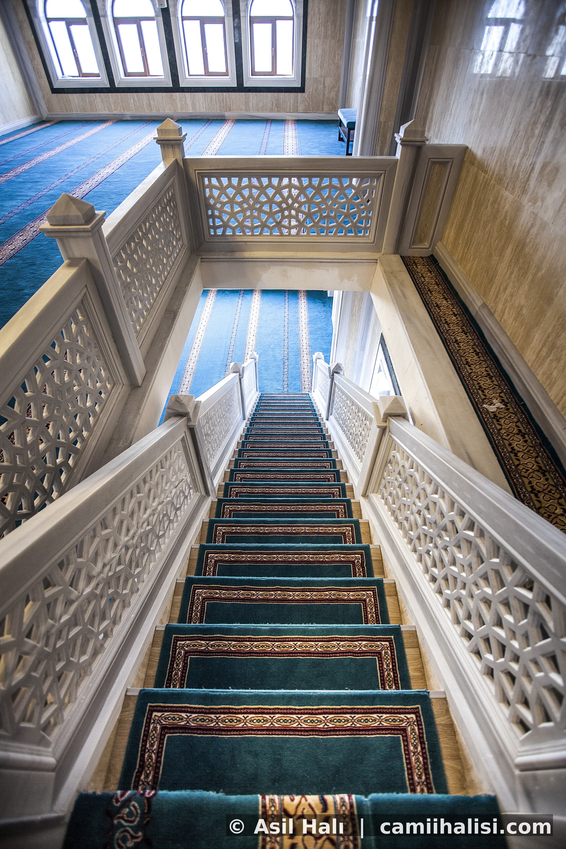 Cami halısı fotoğrafı — polyamid cami halısı uzun ömürlü kullanım