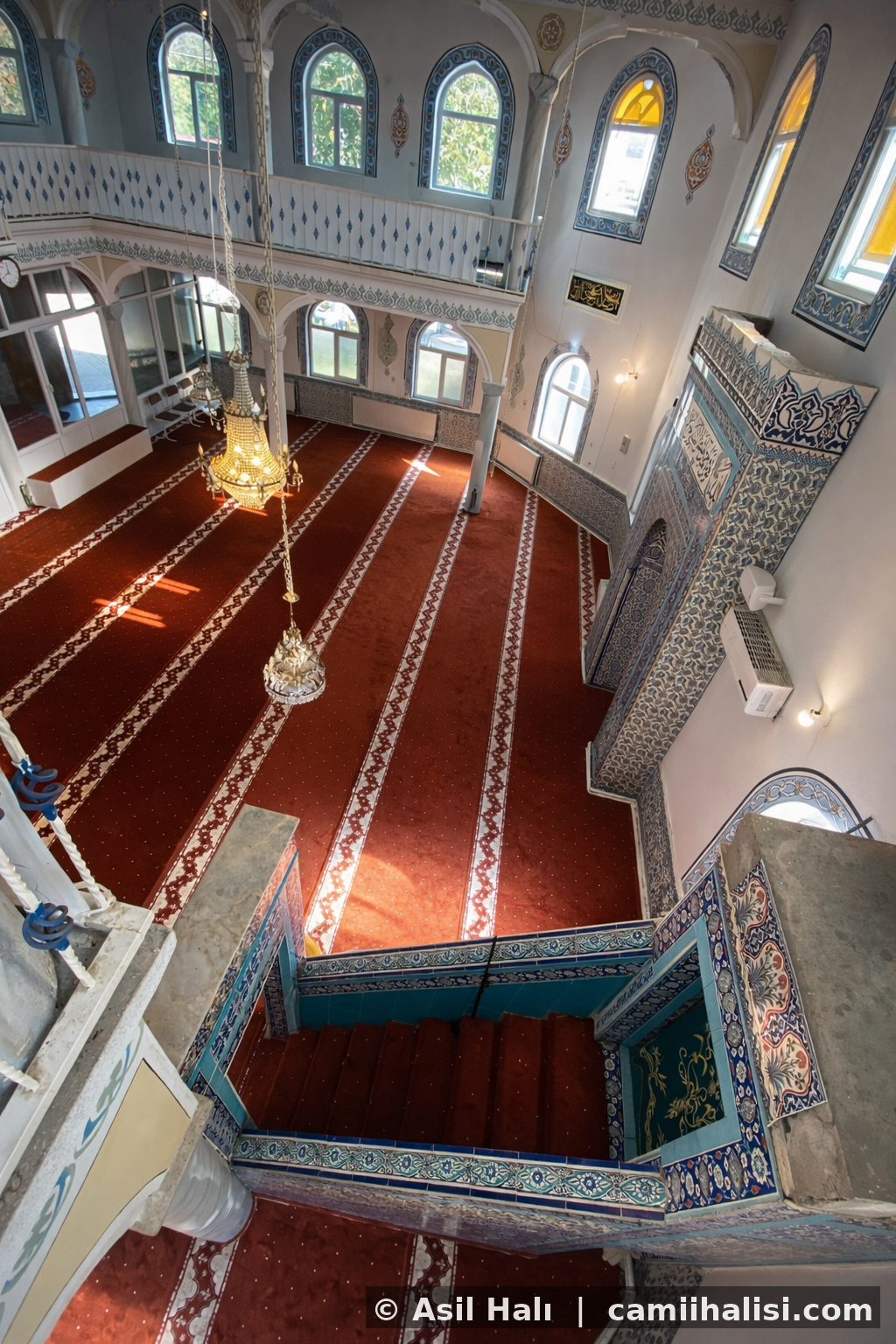 Akrilik mi Yün mü? Cami Halısı Karşılaştırması